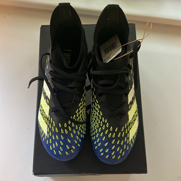 Brand new in box Adidas Predator Freak .3FG J youth size 3.5 cleats - Picture 2 of 6